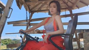 正妹農夫「只穿一件胸罩」上工　本尊是最兇女士官