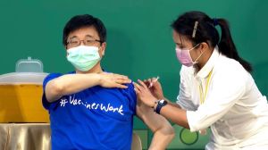 ▲疾管署署長周志浩也在記者會現場，接種流感疫苗。（圖／衛福部）