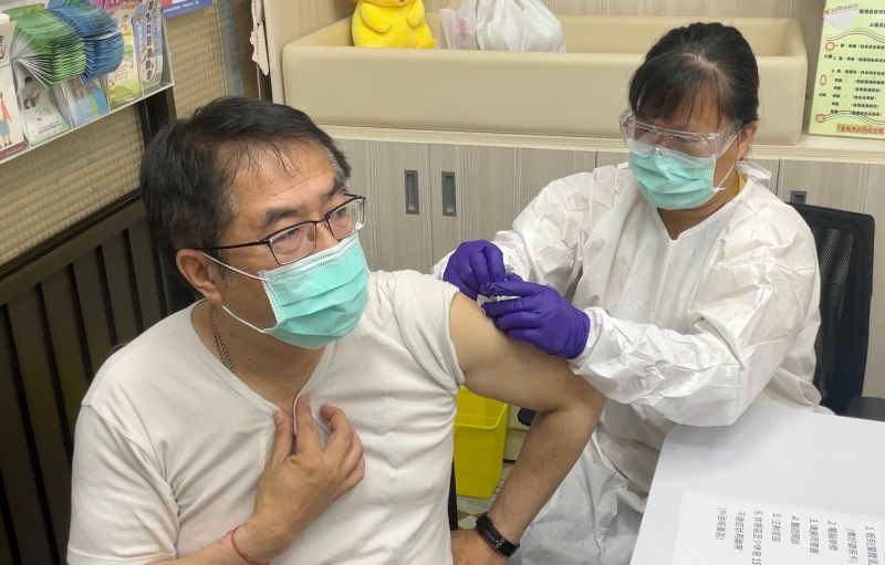 黃偉哲捲袖接種公費流感疫苗 籲市民踴躍施打擁有保護力
