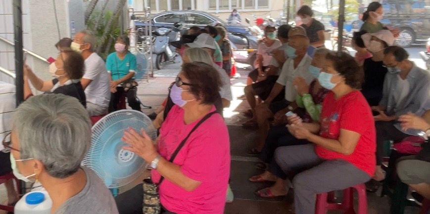 ▲學甲區公所前長輩等待接種公費流感疫苗（圖／台南市政府提供）