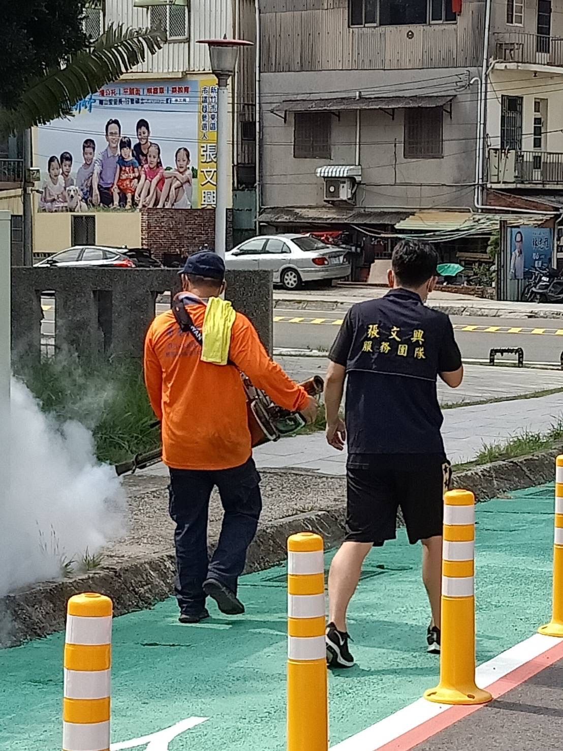 ▲新竹市龍山里里長張文興及其團隊，上週完成全里大消毒作業。（圖/張文興服務團隊提供）