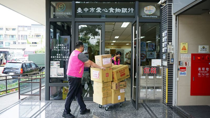 再窮不能餓孩子     網銀基金會捐贈食物銀行嬰幼兒奶粉 
