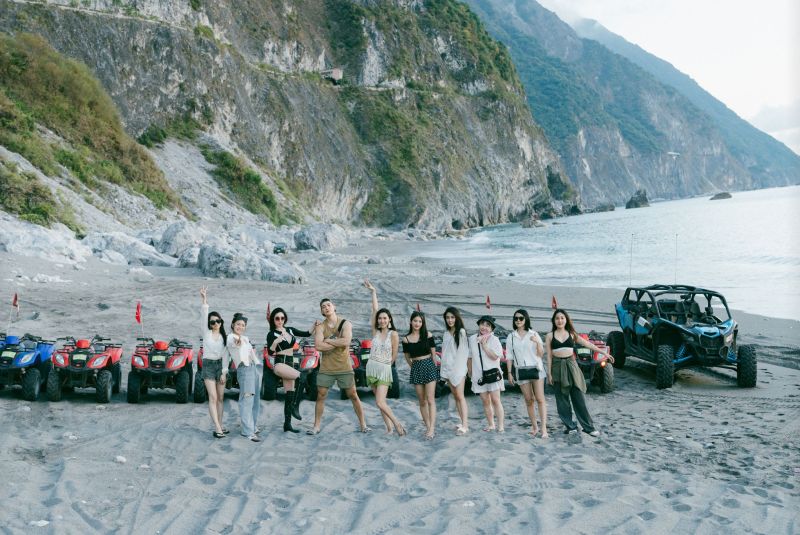 ▲許維恩（左三）大手筆包辦20人的員工旅遊。（圖／維恩原創）