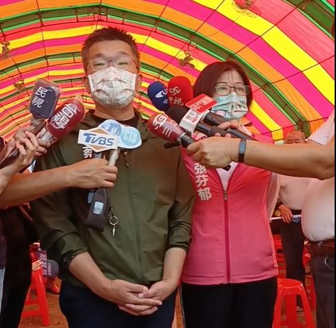 ▲蔡其昌為市議員候選人張芬郁輔選時,表示:「議員助理同時是台中市民,講山心聲並沒有問題。」(圖/翻攝張芬郁臉書,2022.10.01)