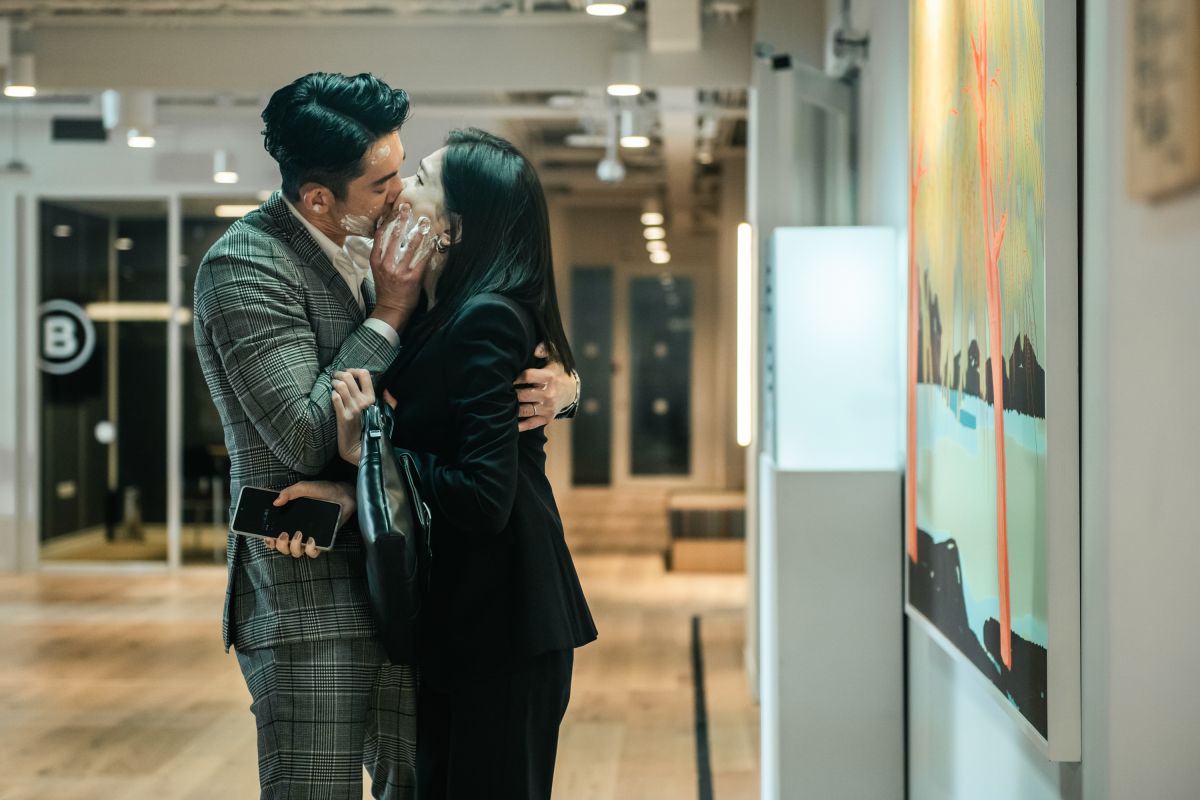 ▲《她和她的她》許瑋甯（右）疑被吳慷仁綁架強吻。（圖／Netflix）