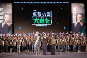 鄭運鵬上周確診,其以等身看板形式現身大型造勢活動,與蔡英文、鄭文燦合體,掀起極大關注。 ▲鄭運鵬上周確診,其以等身看板形式現身大型造勢活動,與蔡英文、鄭文燦合體,掀起極大關注。(圖/鄭運鵬辦公室提供)