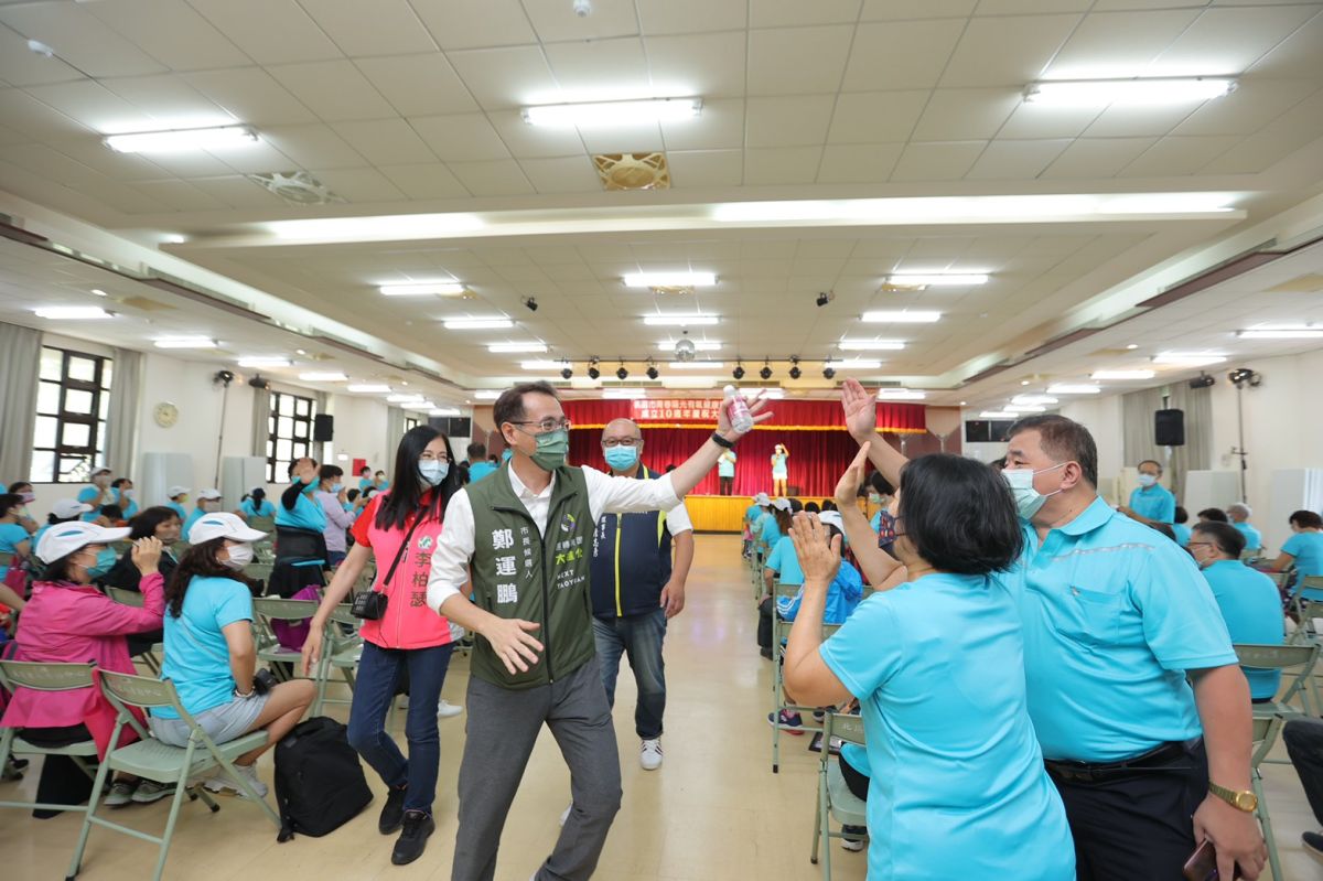 ▲鄭運鵬今日確診痊癒出關，持續勤跑基層。（圖／鄭運鵬辦公室提供）