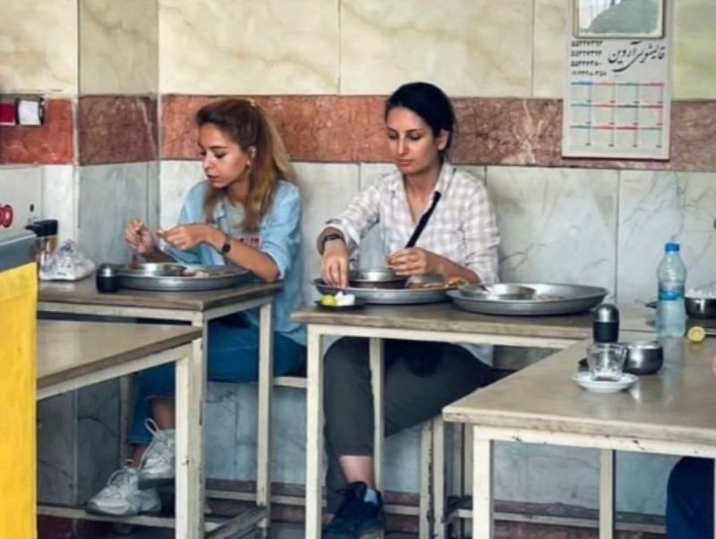 又來！伊朗女咖啡廳用餐「沒戴頭巾」　慘遭逮捕入獄
