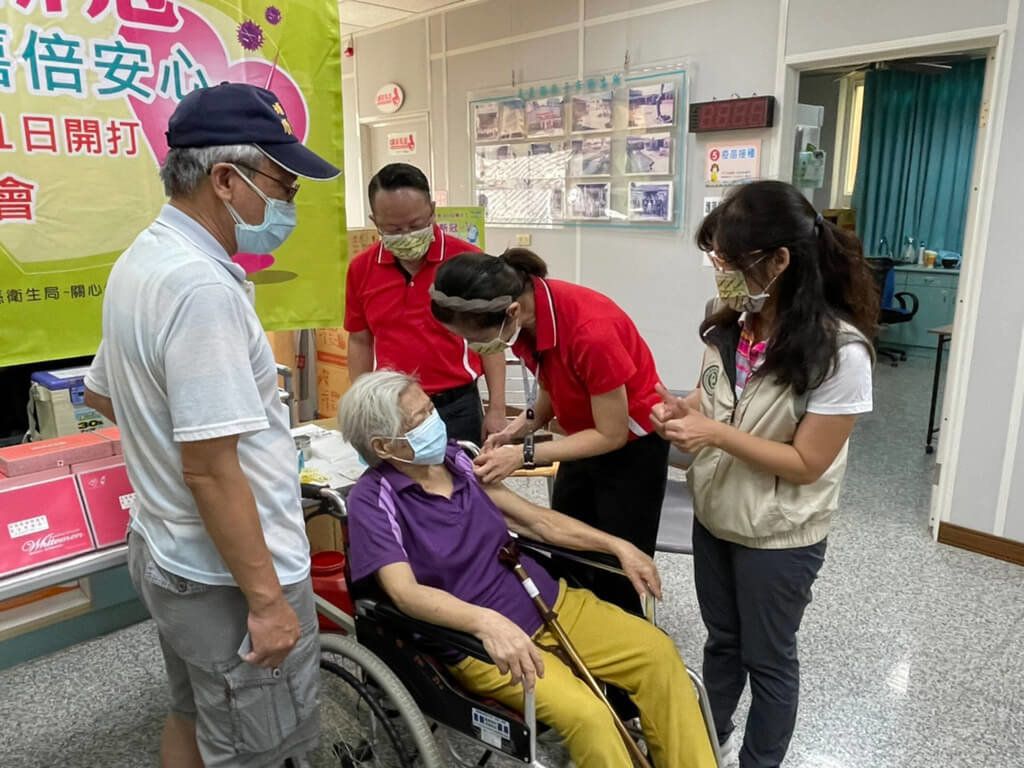 ▲嘉義縣衛生局1日上午於朴子市衛生所前廣場舉行「流感疫苗開打記者會」，民眾在不同部位同時施打流感、COVID-19（2019冠狀病毒疾病）疫苗。（嘉義縣衛生局提供）中央社記者蔡智明傳真 111年10月1日