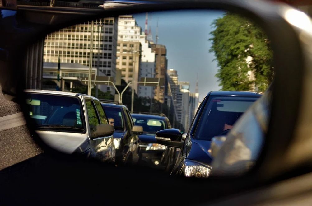 ▲郭男發現陳男開車經過小巷，便刻意貼近並伸出右手碰撞對方後照鏡，隨後上前索賠500元。（示意圖／取自Pixabay）