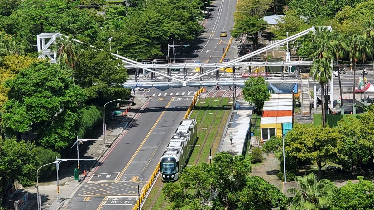 ▲高雄環狀輕軌C20（台鐵美術館站）至C24站（愛河之心站）路段10月上旬將通車。（圖／高市府捷運局提供）