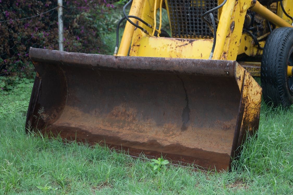 ▲一名60歲男子駕駛推土機時，不明原因跌落到車前，導致其下半身遭壓住，最終不幸逝世。（示意圖／取自Pexels）