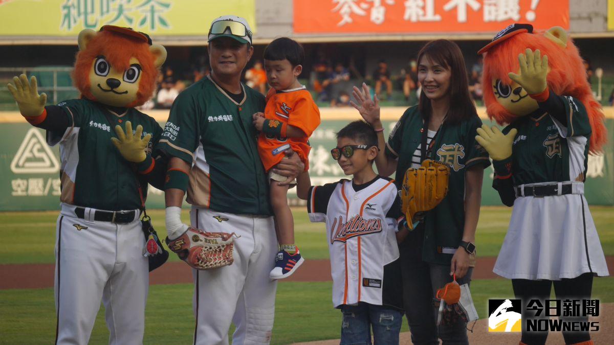 ▲統一獅潘武雄引退賽，老婆、兒子擔任開球嘉賓(圖/記者吳政紘攝)