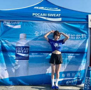 ▲峮峮在IG曬出一系列在大佳河濱公園路跑的美照,只見她露出蠻腰和美腿,讓網友大讚「好可愛」。(圖/翻攝自峮峮IG) ▲峮峮在IG曬出一系列在大佳河濱公園路跑的美照,只見她露出蠻腰和美腿,讓網友大讚「好可愛」。(圖/翻攝自峮峮IG)