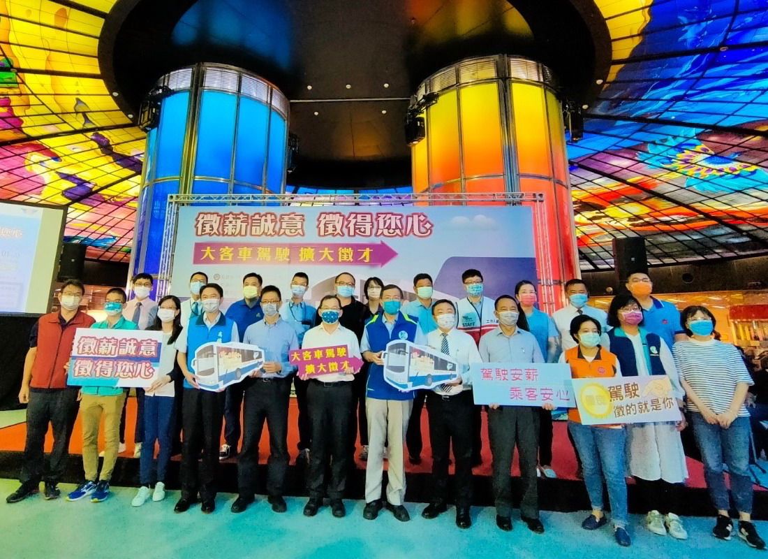 ▲交通部公路總局高雄區監理所舉辦公車駕駛員徵才招募活動。(圖／記者黃守作攝，2022.10.01)