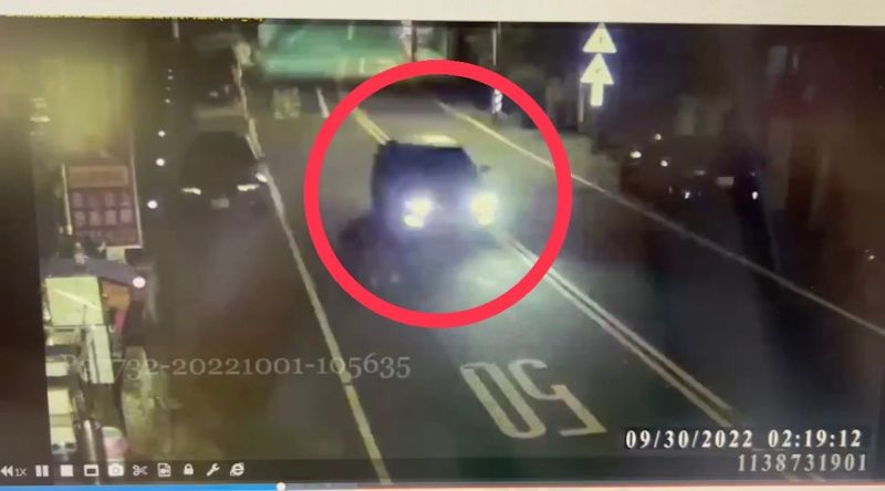 ▲林女趁對方不注意，逃回車上猛踩油門逃跑，並打電話報警求救。（圖／翻攝畫面）