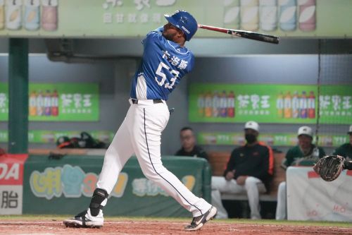 ▲前富邦悍將洋砲卡洛斯來台首安就是全壘打，不過也是他在中職的唯一1轟，最後僅留下出賽9場，敲出5安、1轟，打擊率僅1成43的成績。（圖／富邦悍將提供）