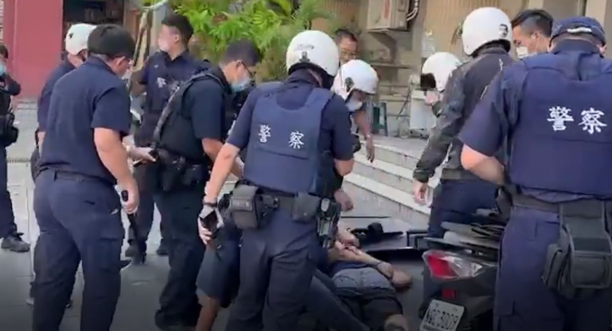 ▲過程中蕭嫌激烈反抗，除了亮出雙刀揮舞外，身上還掉出汽油彈，所幸最終在優勢警力支援下，順利將其逮捕。（圖／翻攝記者爆料網）