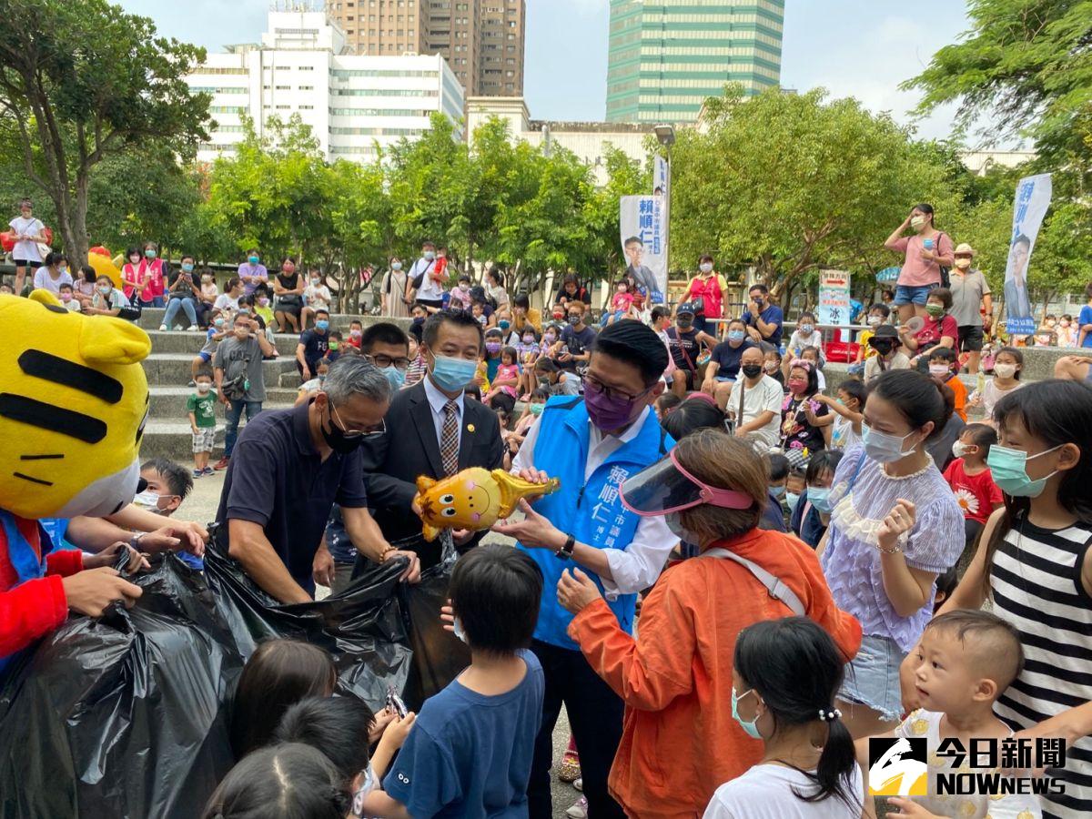 ▲北屯區市議員賴順仁尋求7連霸，跑行程之餘，辦親子嘉年華扮孩子王，分送造型氣球，與親子歡樂互動。（圖／記者金武鳳攝，022.10.1)