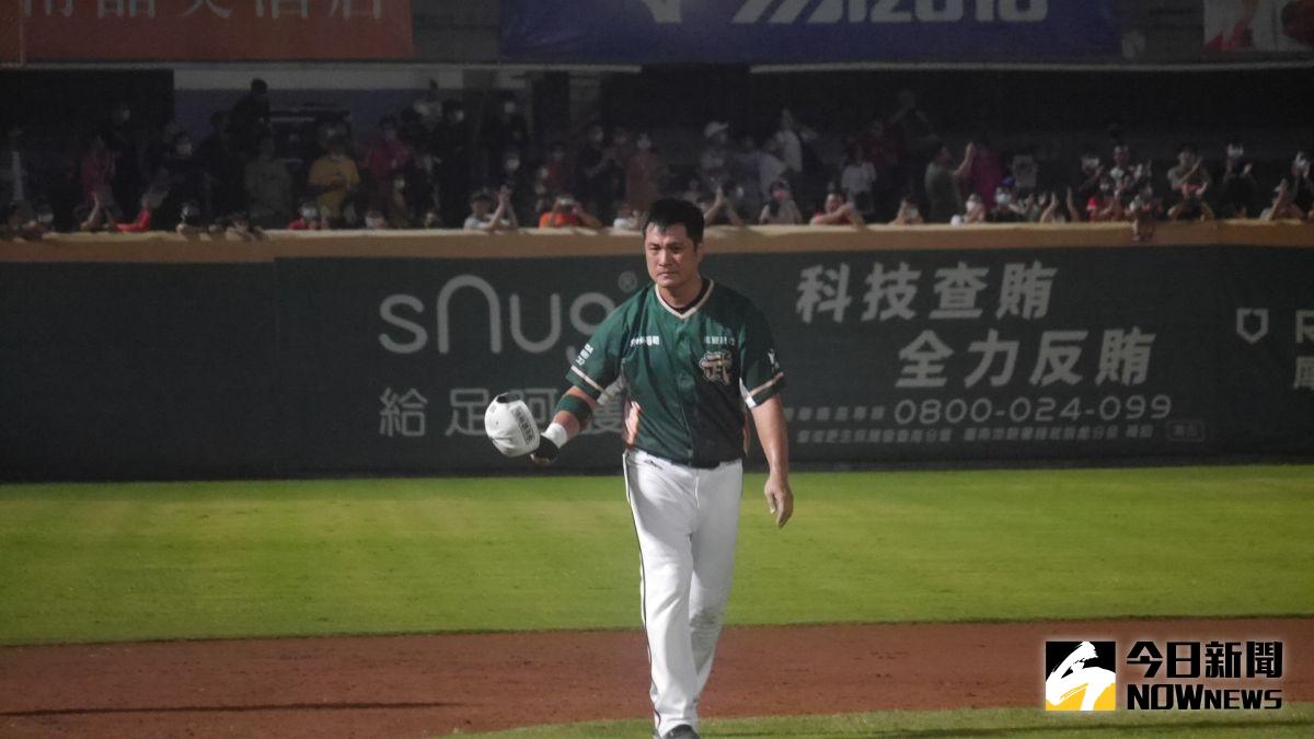 ▲潘武雄引退。（圖／吳政紘攝）