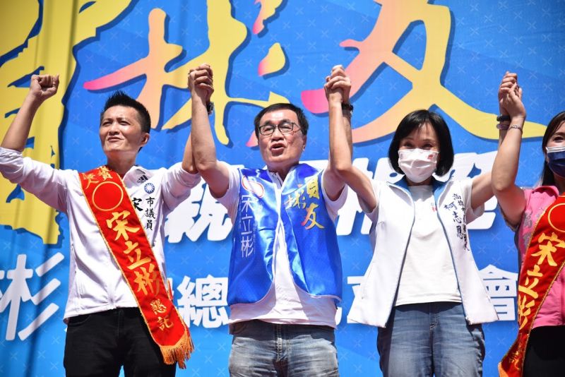 ▲國民黨高雄市長參選人柯志恩今（1）日一連參加5場議員競選總部成立活動，更與前高雄市副市長李四川首度合體同台。（圖／柯志恩競總提供）