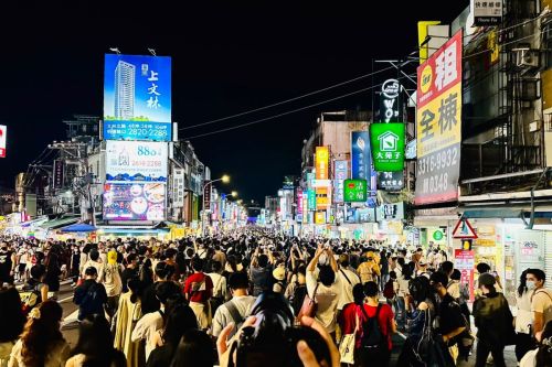 ▲「白晝之夜」復活士林夜市，現場人頭攢動，現場民眾嗨：「人炸多！」（圖／白晝之夜 Nuit Blanche 臉書） 