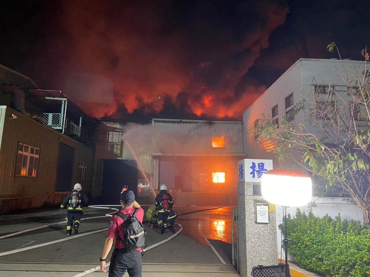 ▲從黑夜燒到白天！中興工業區大揚科技工廠火警（圖／翻攝畫面）