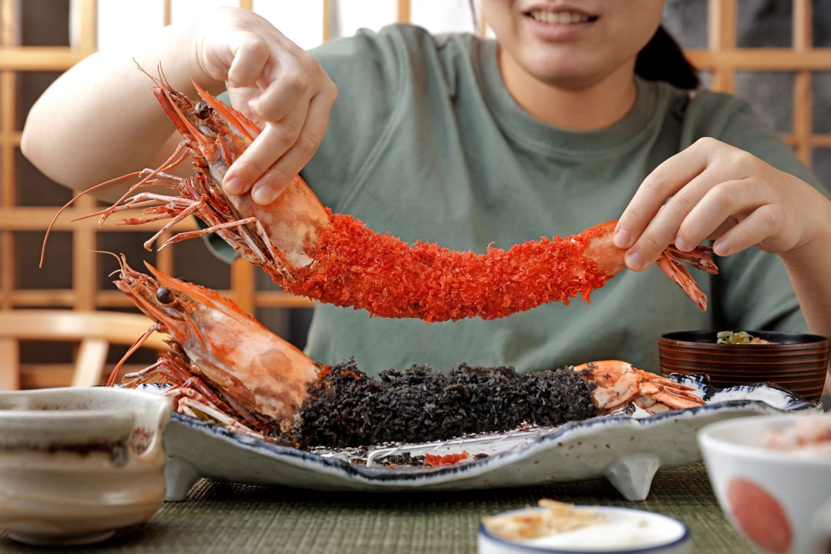 ▲金子半之助歡慶高雄巨蛋店開幕，祭出「天丼第二件5折」、「天丼免費升級套餐」等好康，最多秒賺近200元。伊勢路-勝勢日式豬排慶祝在台8週年，超狂推出30公分「雙色巨無霸老虎蝦套餐」，一次浮誇上桌2隻紅黑雙色、比手臂還要長的霸氣美食。（圖／伊勢路-勝勢日式豬排提供）