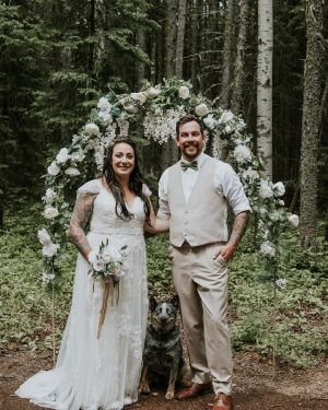 ▲加拿大一對新人找自家愛犬一起拍攝婚紗。（圖／Instagram：sarahpukinphotography）
