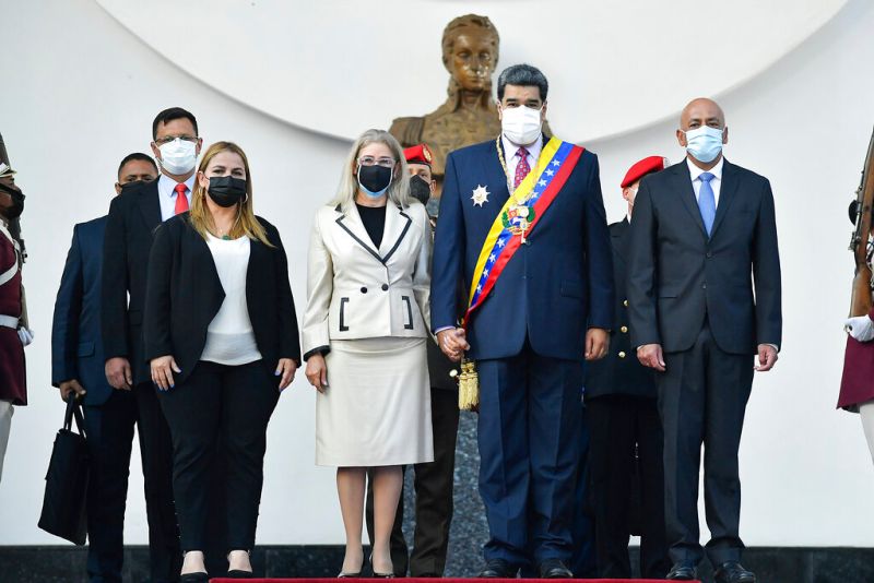 ▲委內瑞拉獨裁總統馬杜洛(Nicolas Maduro,右二)與第一夫人佛羅雷斯(Cilia Flores,左二)。(圖/美聯社)
