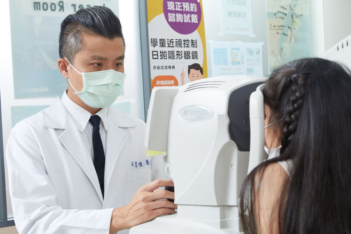 ▲開學後各學校都會安排視力檢查，讓近期眼科診所人潮大爆滿。合安眼科診所院長吳昱愷提供2招有效控制方式，包括點散瞳劑以及周邊離焦。（圖／吳昱愷醫師提供）
