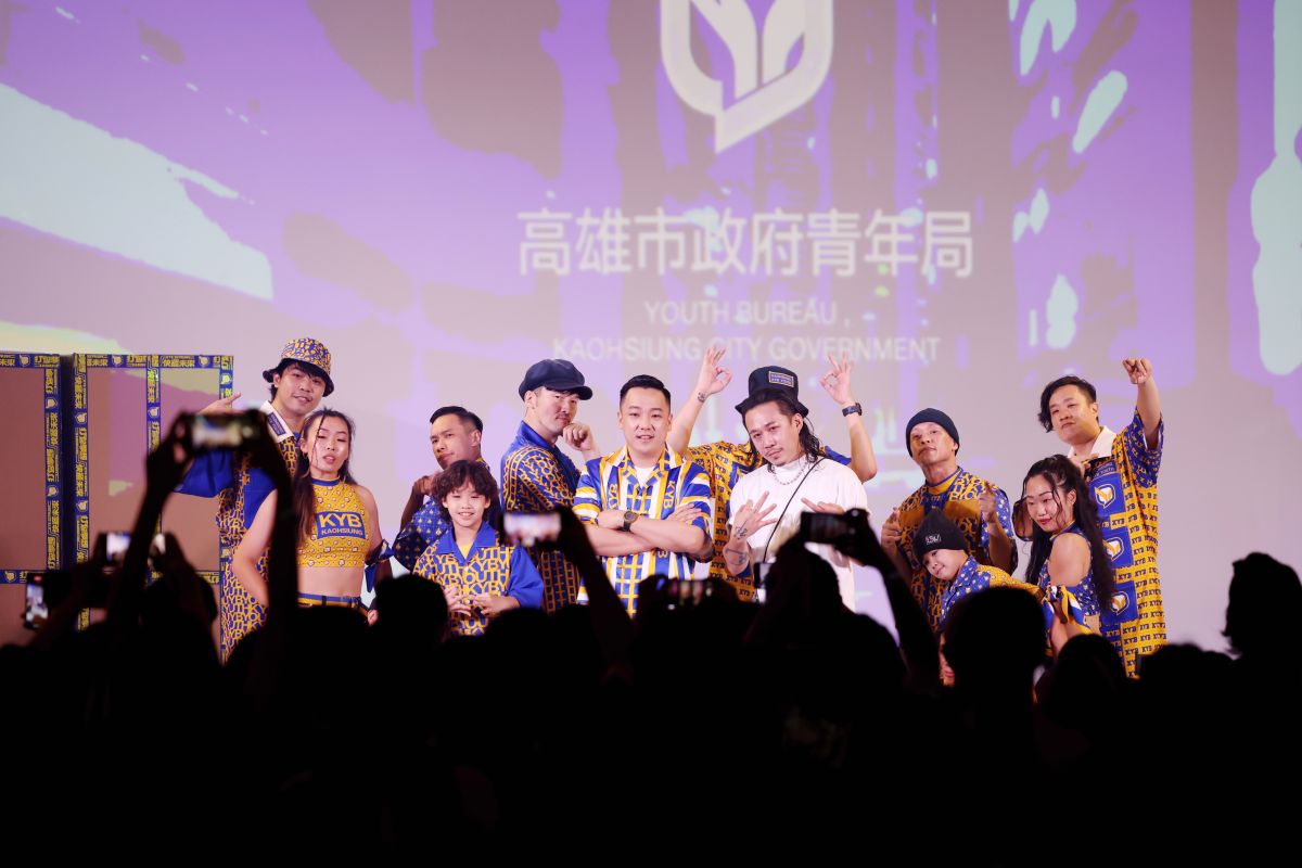 ▲高雄市政府青年局局長張以理（左六）驚喜登場，與國際設計品牌 JUST IN XX設計師周裕穎（右五）一起「打包高雄」。(圖／高市府青年局提供)