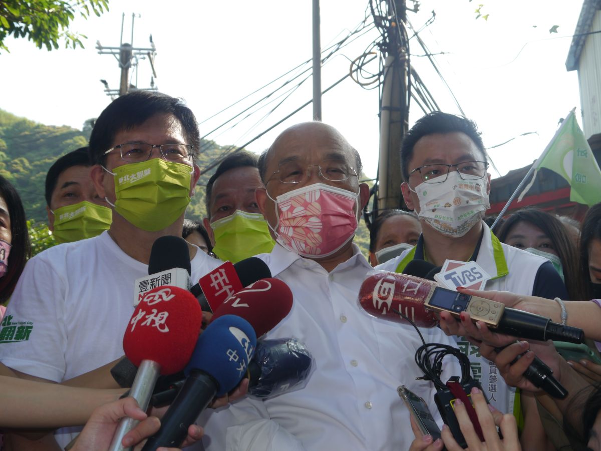 ▲蘇貞昌參加由立委吳秉叡舉辦的秉友會萬人登山活動，媒體詢問備詢時被問到鏡電視相關問題時回覆「此案不必去查」的相關報導，痛批是「亂剪接一通」。（圖／記者吳嘉億攝，2022.10.2）