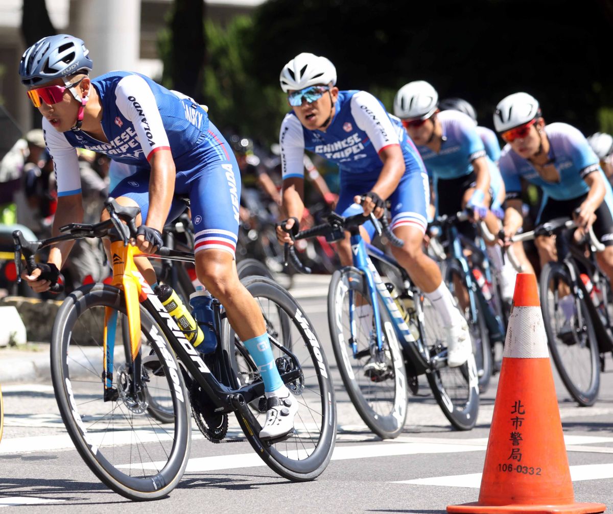 ▲杜志濠(前)機械故障錯過爭單站冠軍機會。自由車協會提供