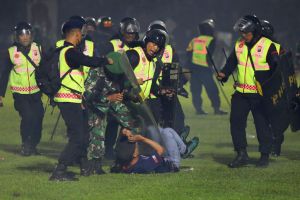 ▲印尼足球聯賽場上爆發嚴重衝突，雙方球迷推擠與警方投擲催淚瓦斯彈使場面更加混亂，當局表示一共127人喪生。（圖／美聯社／達志影像）