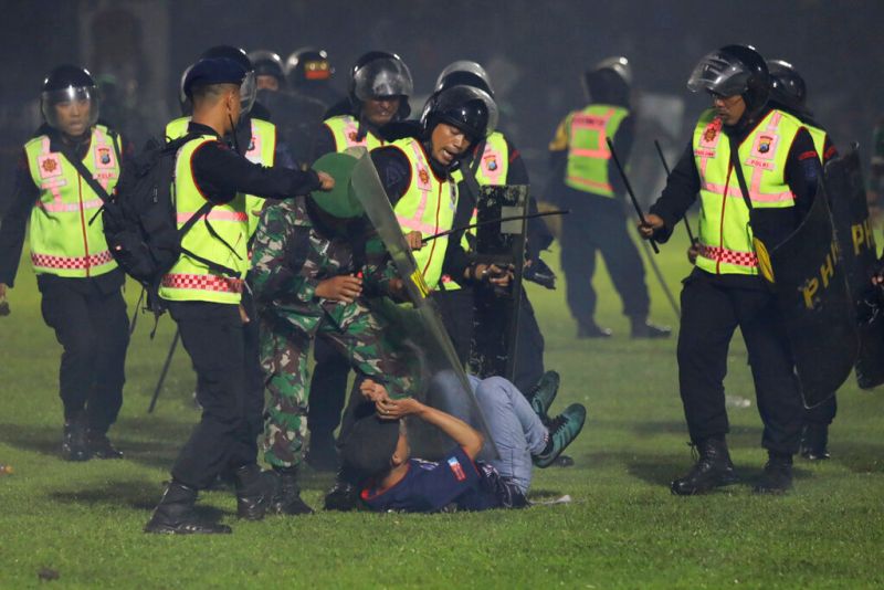 ▲鎮暴警方一度揮舞警棍、投擲催淚彈驅趕民眾。(圖/美聯社/達志影像)