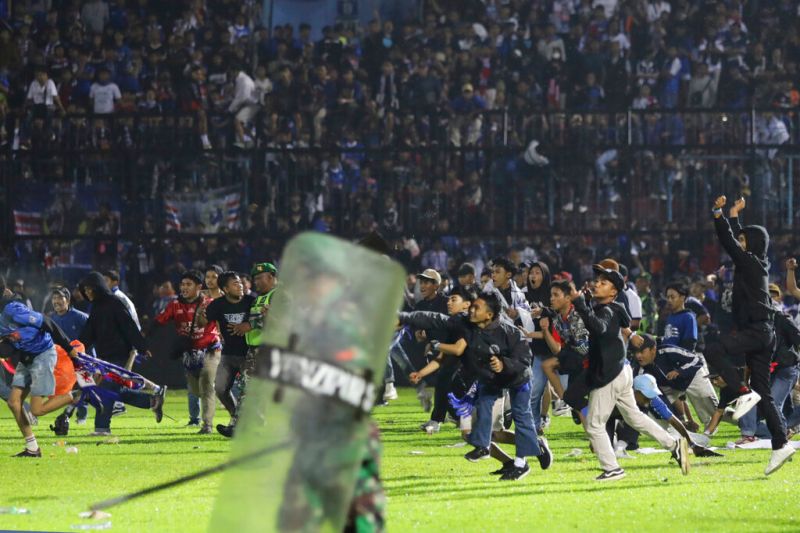印尼足球賽超賣門票、執法過當釀百死　國際足總要求報告