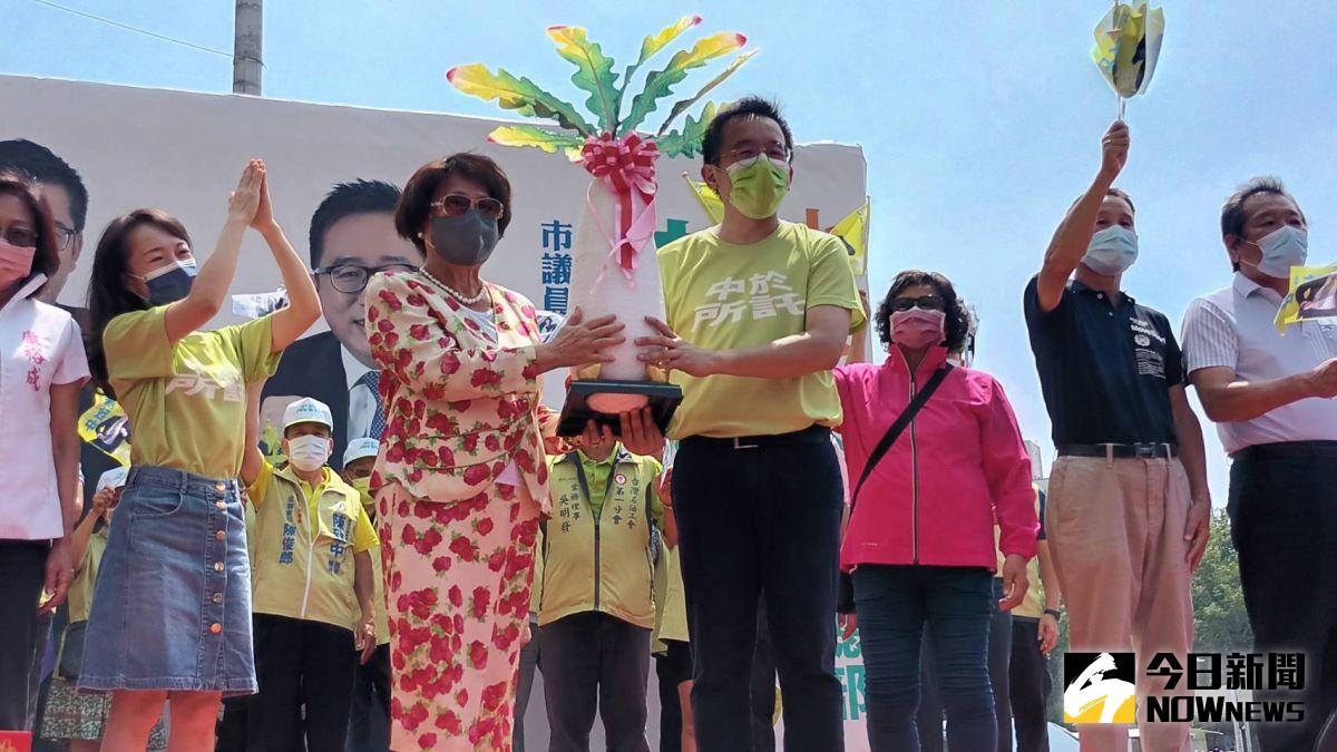 ▲高雄市議員陳致中與市長陳其邁小港區聯合競選總部成立，陳其邁的母親陳辜美貴特別以神秘嘉賓的身分替市議員陳致中站台，並送上好彩頭祝其順利當選。(圖／記者郭凱杰攝,2022.10.02)