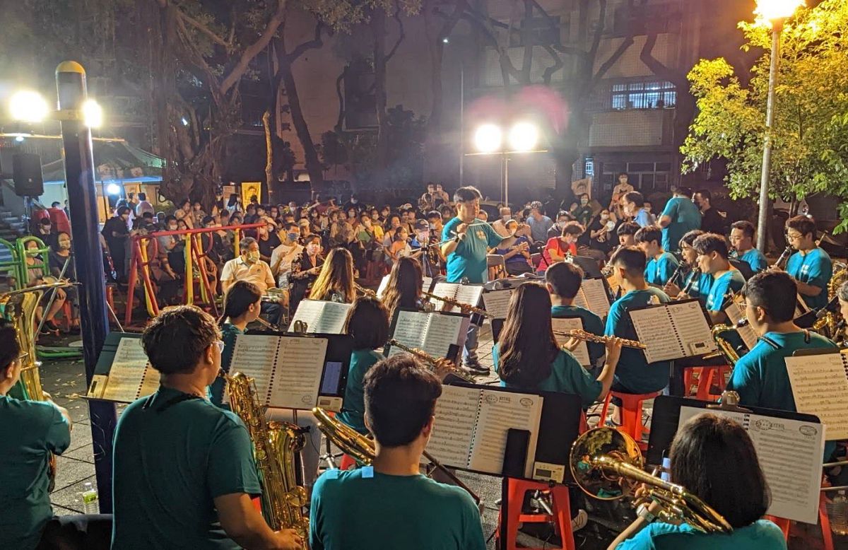 ▲議員江肇國主辦「管樂百寶袋」社區音樂會，將國家級演奏廳中才能聽到的交響曲目搬到鄰里間的公園表演，路過民眾散步就能享受高檔音樂會(圖／江肇國提供2022.10.2)