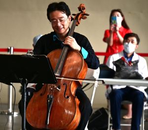 ▲中鋼集團教育基金會舉辦輪椅族公益音樂會，邀請大提琴家張正傑率團，帶來精彩的表演。(圖／記者黃守作攝，2022.10.02)