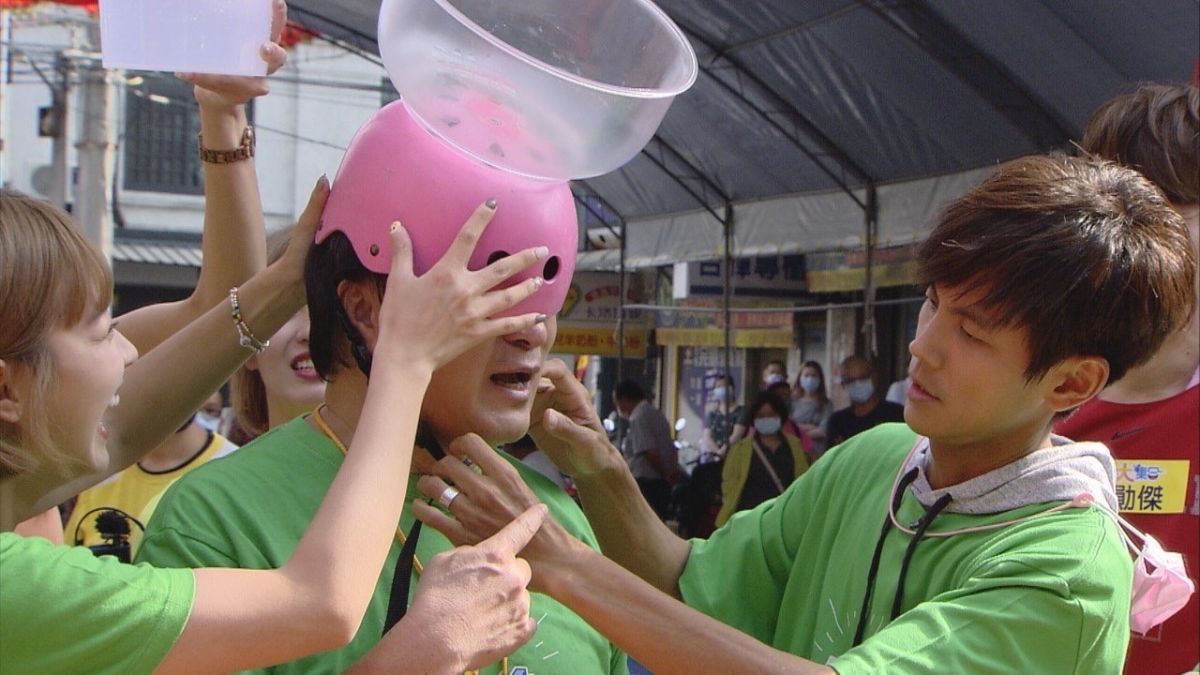 ▲胡瓜（左）在節目《綜藝大集合》遭惡整，右為阿翔。（圖／民視提供）