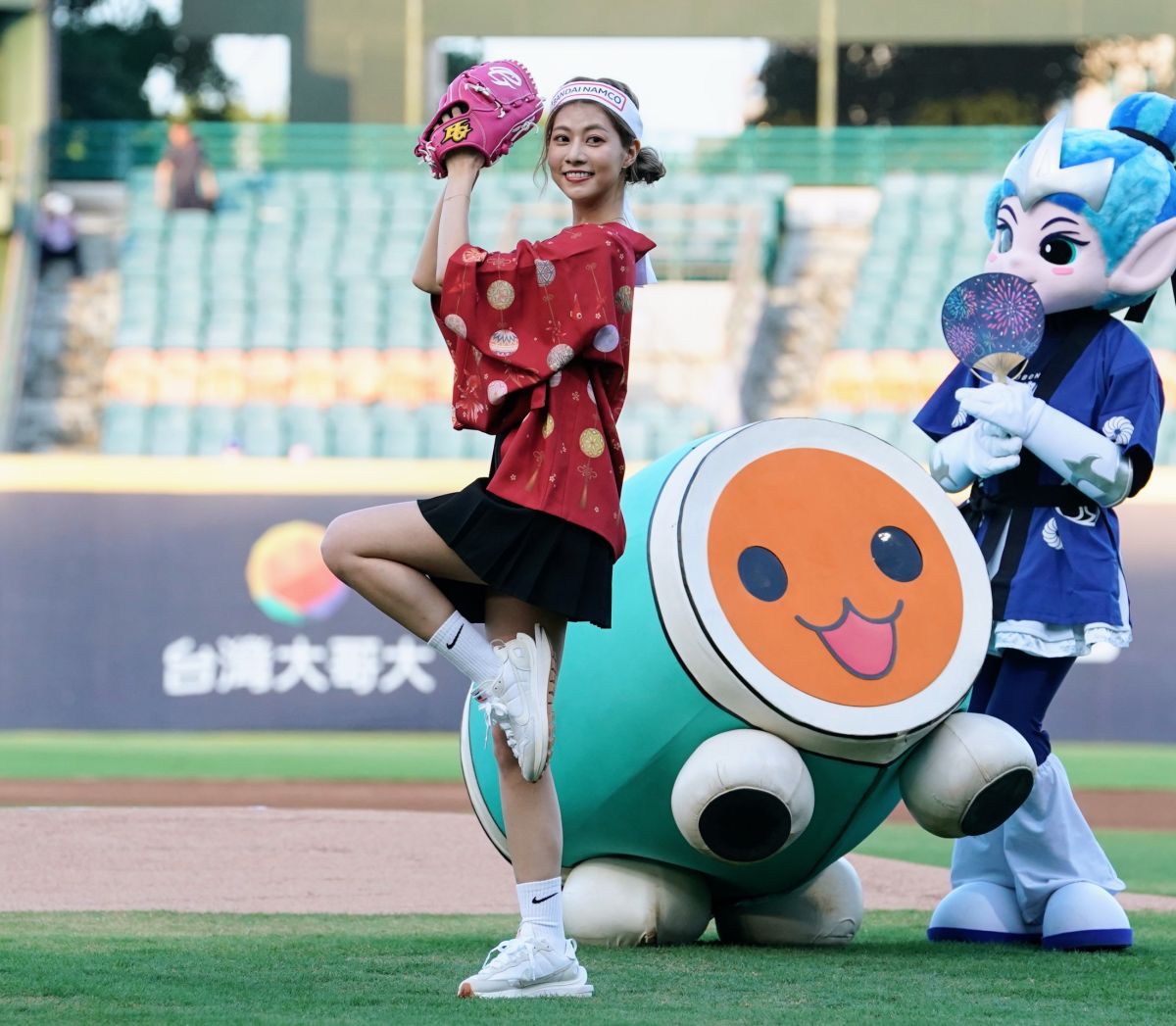 ▲阿部瑪莉亞開球。（圖／富邦提供）