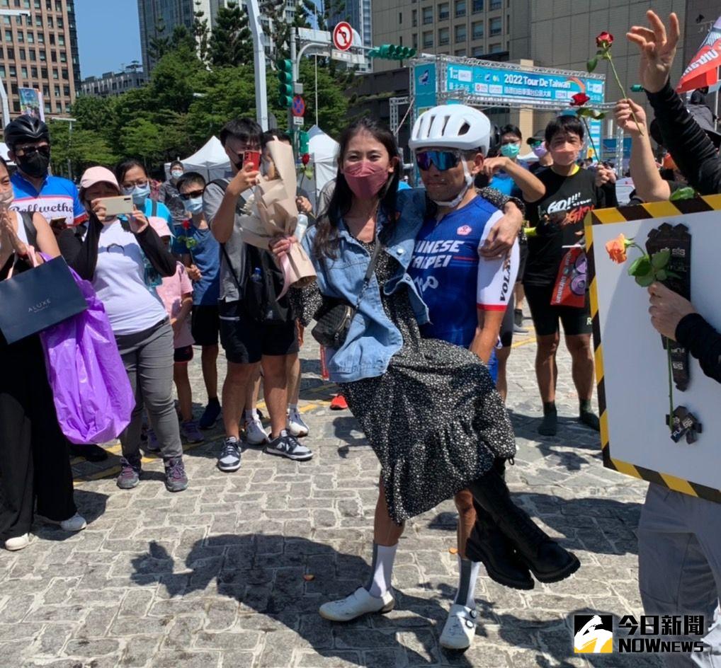 ▲黃文忠求婚成功。記者廖聿偉攝