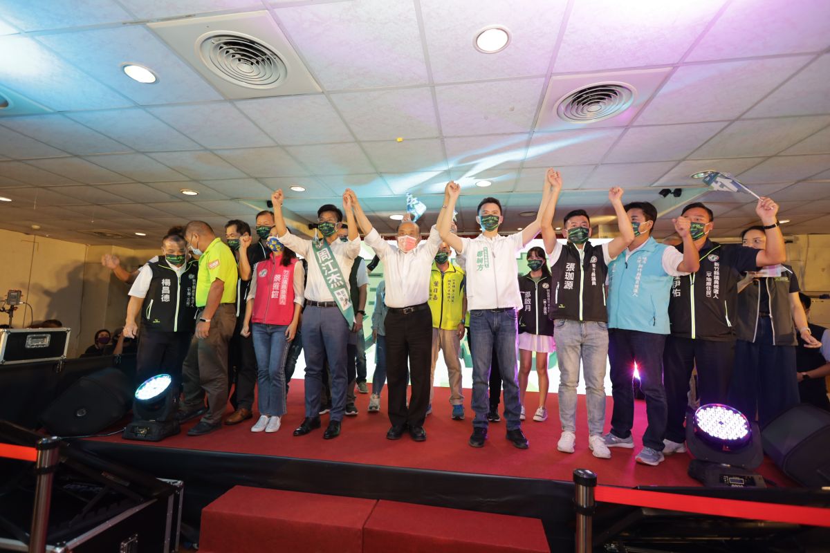 ▲行政院長蘇貞昌到新竹縣舉辦政績說明會，大力推薦民進黨縣長候選人周江杰。（圖/周江杰團隊提供）