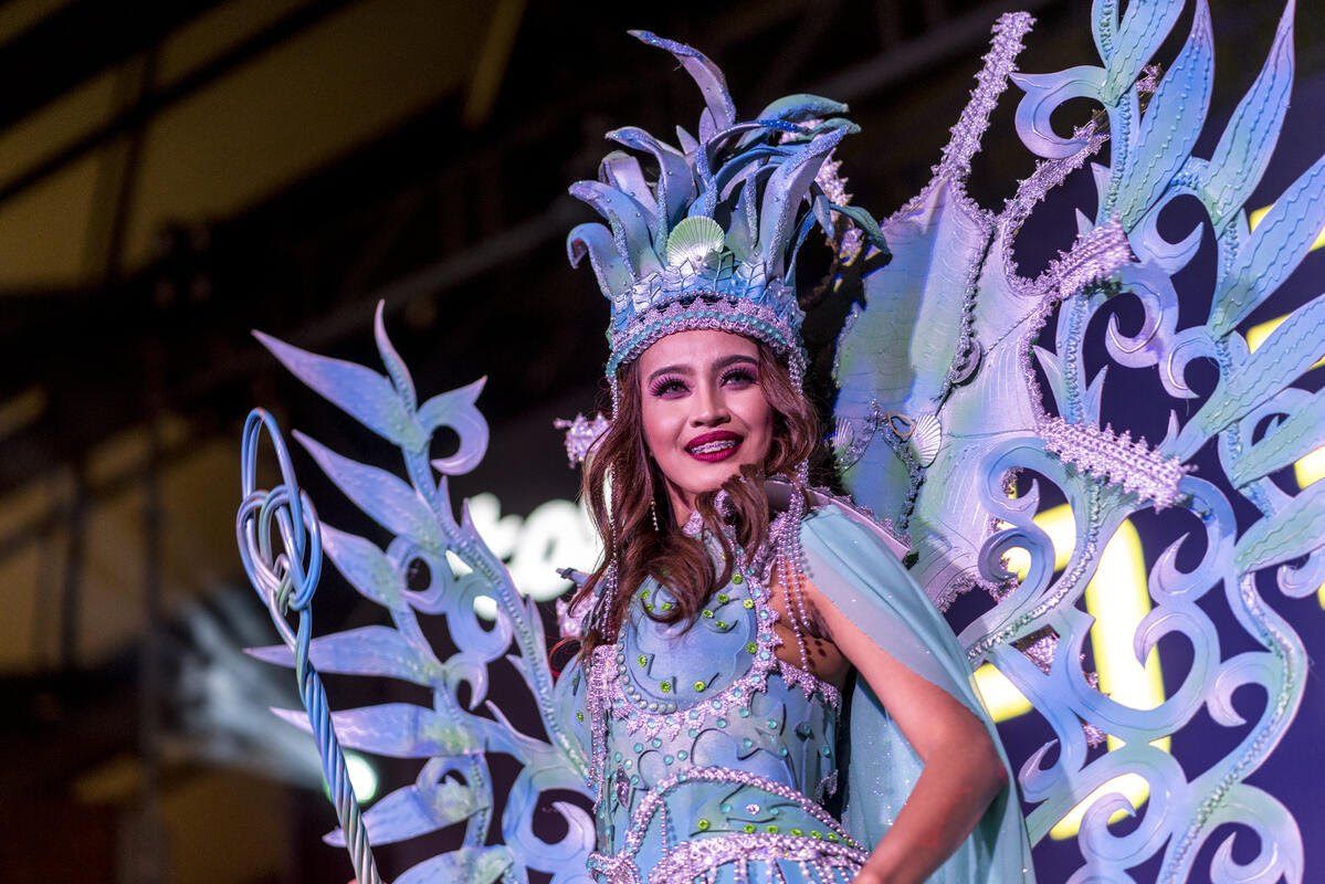 ▲One-Forty分享來自菲律賓的移工 Mark 與他的朋友穿上他所設計的時尚禮服，展開了一場時尚走秀的故事。（圖／One Forty提供）