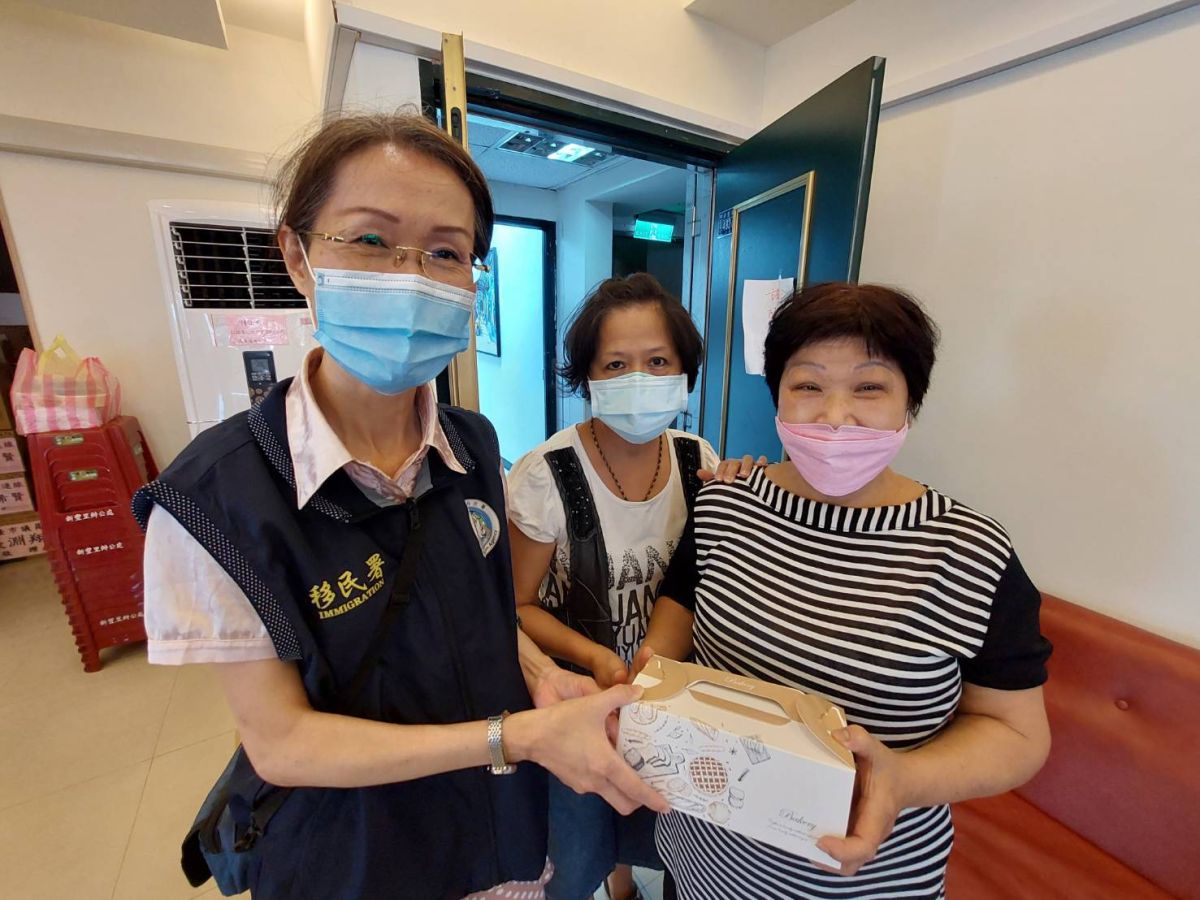 ▲移民署辦理課程，指導新住民與社區民眾，現場教做起酥蛋糕。（圖／移民署提供）