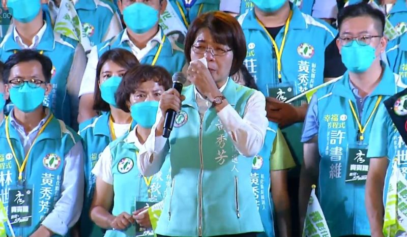 ▲黃秀芳講到支持者全力相挺，忍不住感動落淚。（圖／翻攝黃秀芳臉書，2022.10.02）