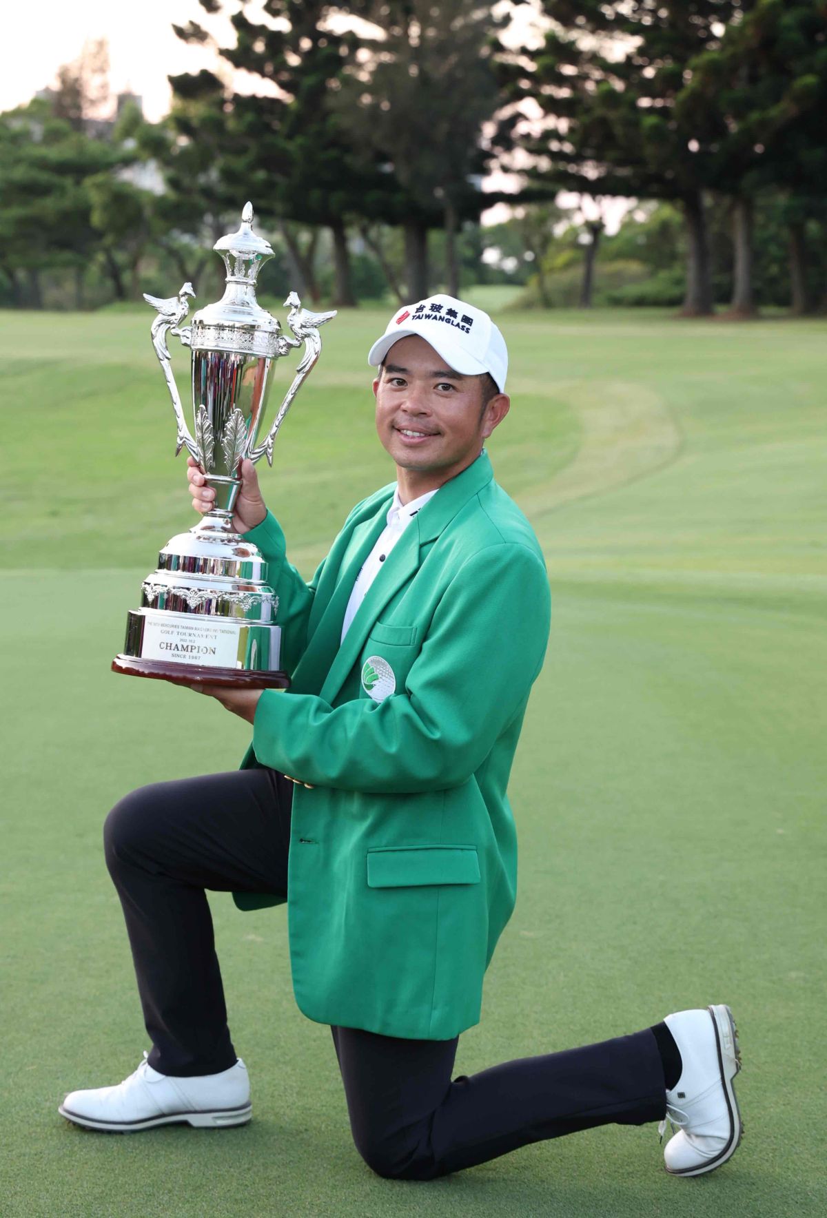 ▲詹世昌歡喜捧著冠軍杯。大會提供