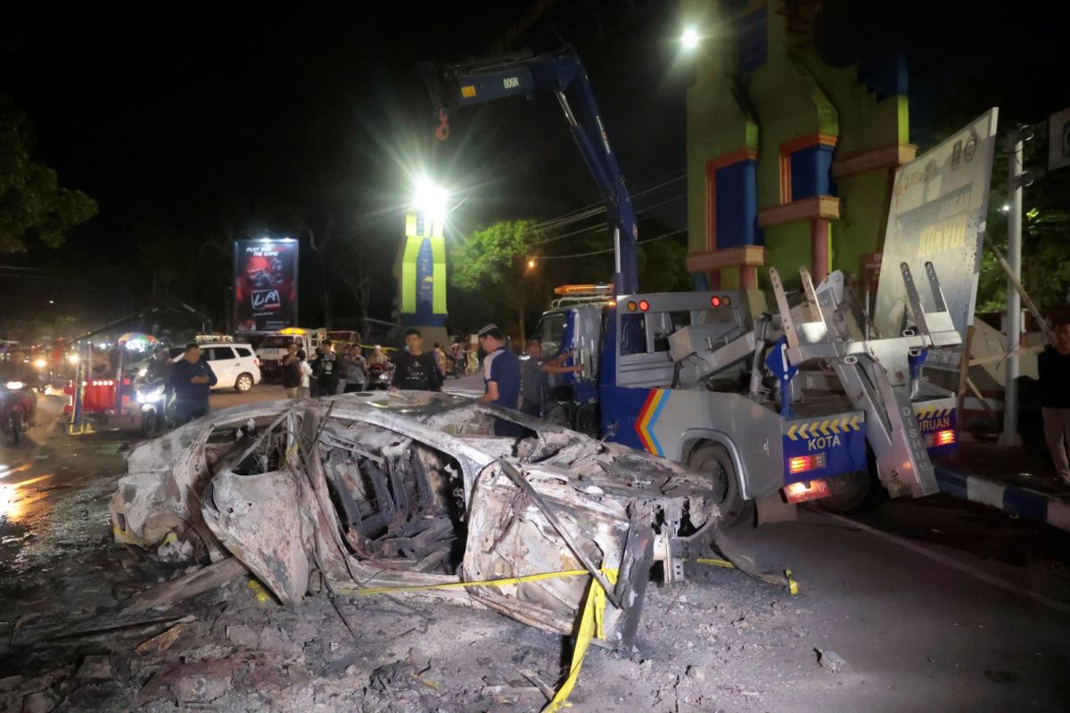 ▲印尼昨晚一場足球賽發生暴動導致逾百人死亡。專家說，足球是印尼最受歡迎運動之一，球迷對球隊死忠且富有強烈情感，但這股狂熱常導致球賽以暴力告終，主因球場及球隊缺乏管理。（圖／美聯社／達志影像）