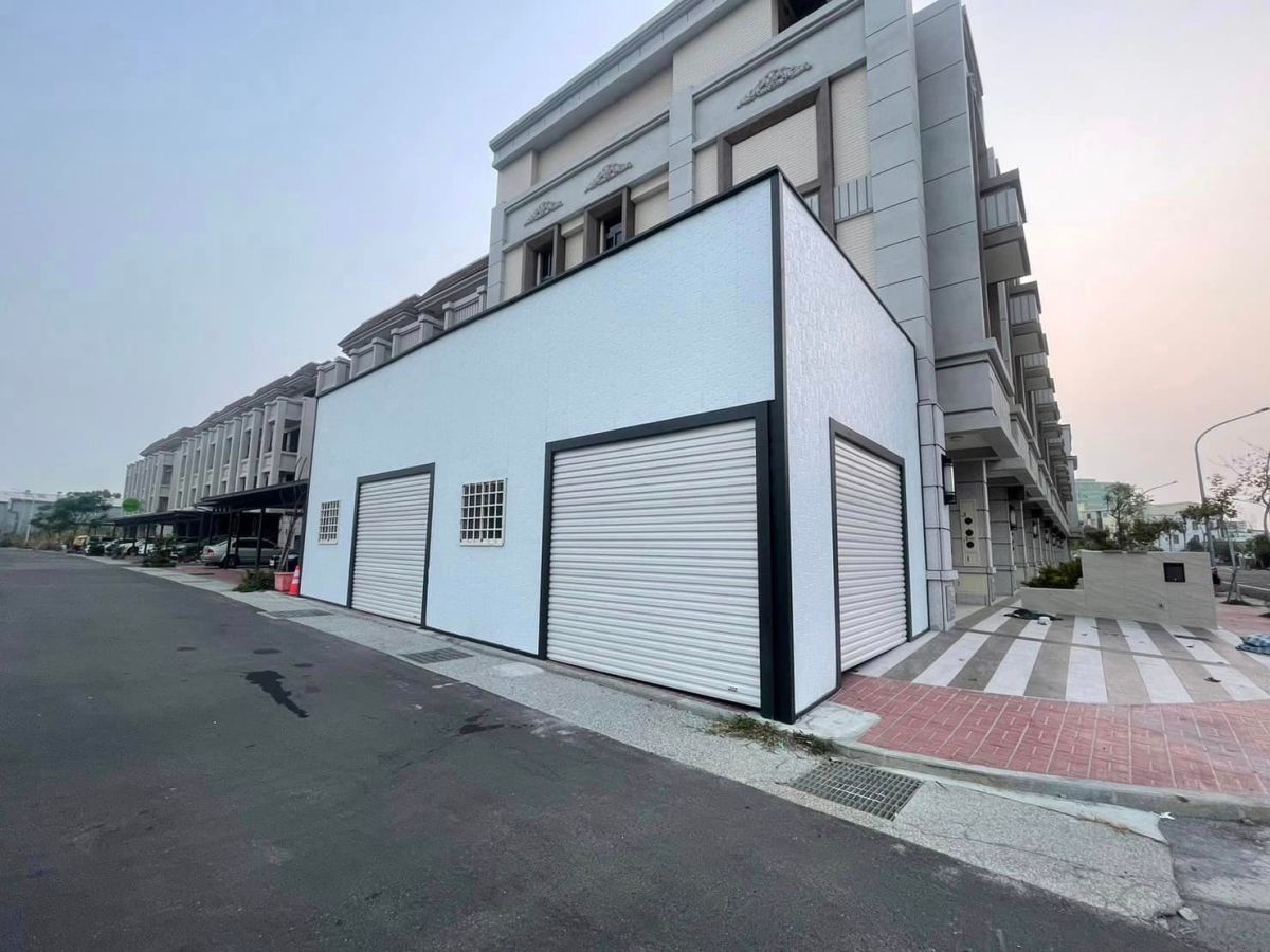 ▲網友痛批彰化這棟蓋在人行道上的鐵皮屋是自私自利的大違建。（圖／翻攝自爆料公社臉書）